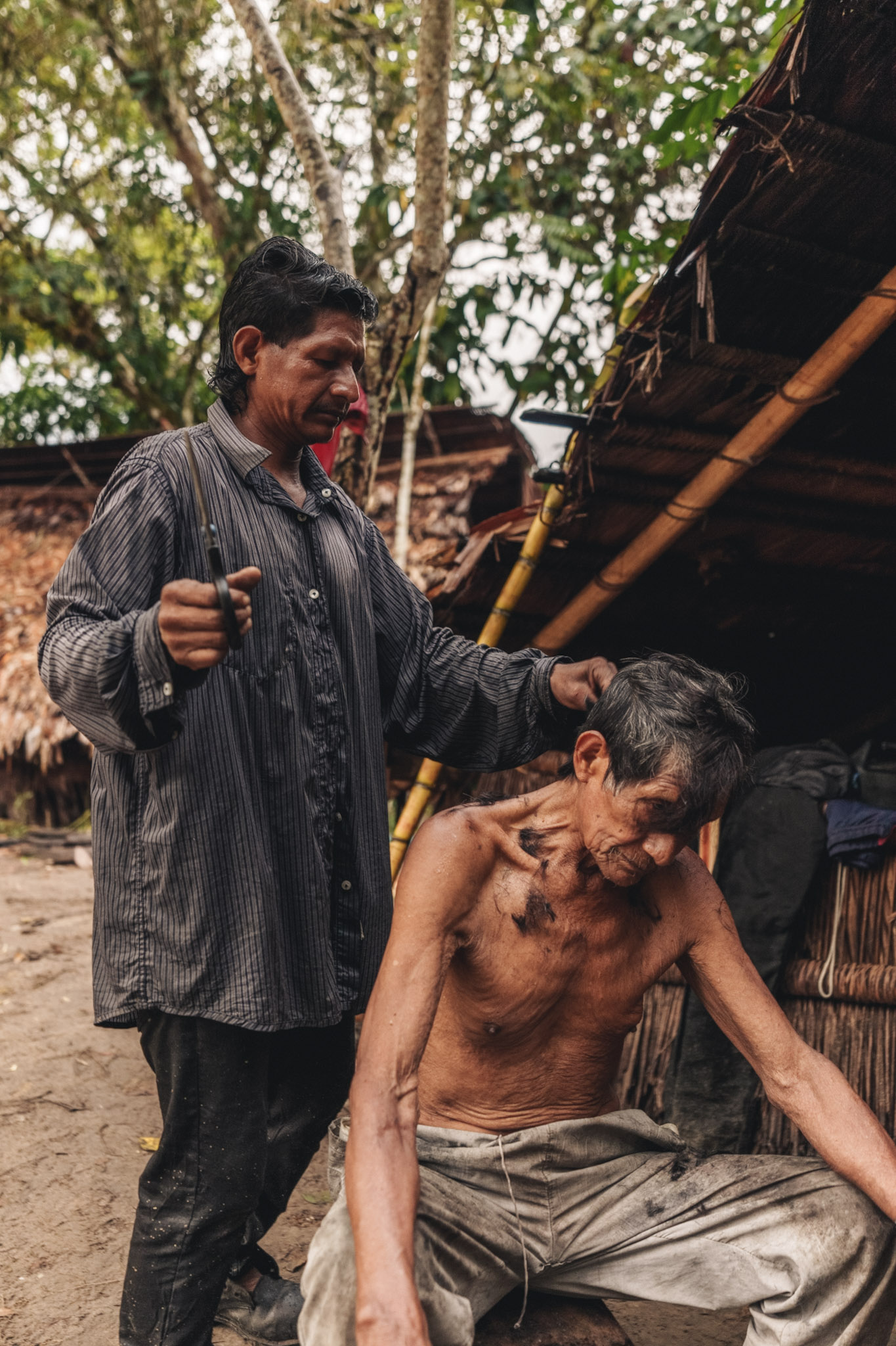 cacique fisi andoke with hernando andoke cutting his hair